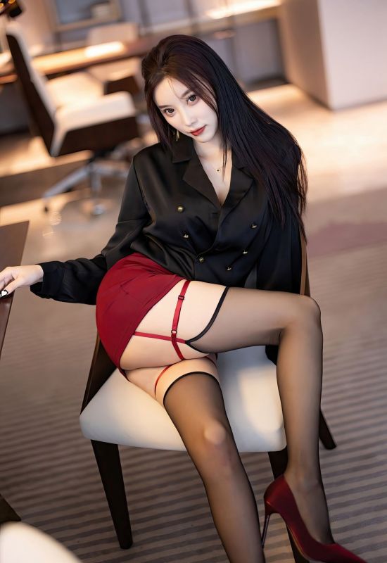 杨晨晨秘书黑丝美腿性感制服高跟沙发上的诱惑姿势写真